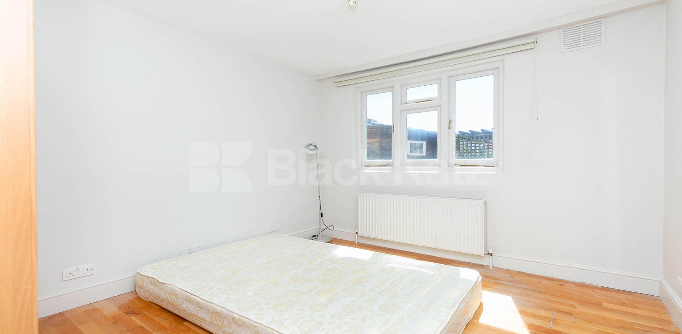 Spacious two bed with a modern kitchen, tiled modern bathroom, mins to tube Fortess Grove, Kentish Town